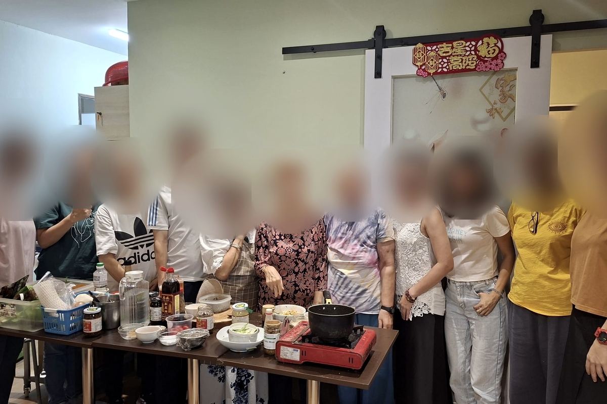 烹饪课：学员与老师在料理台前合影