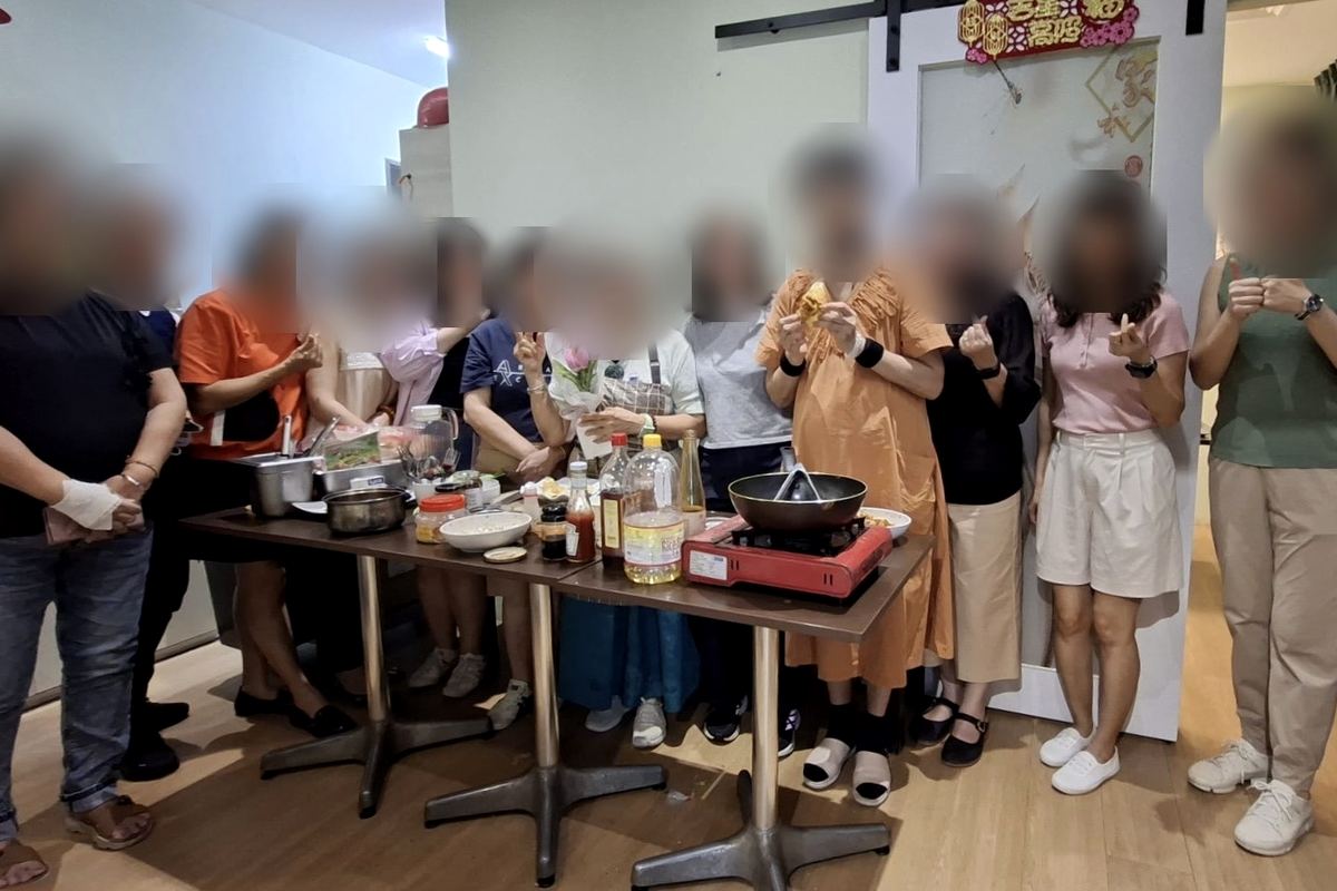 烹饪课：学员手持做好的料理合影
