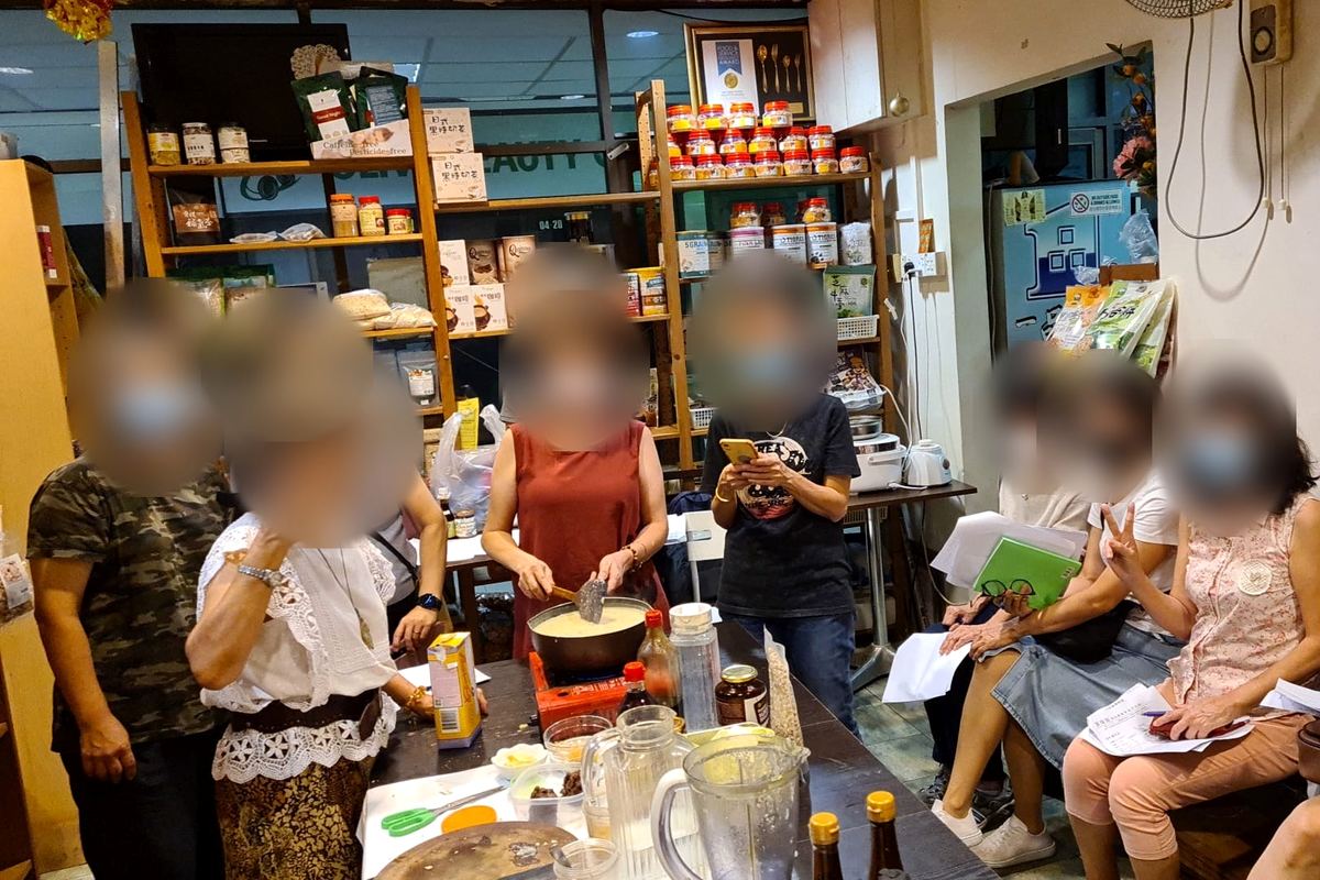 烹饪课：老师示范，学员边看边做笔记