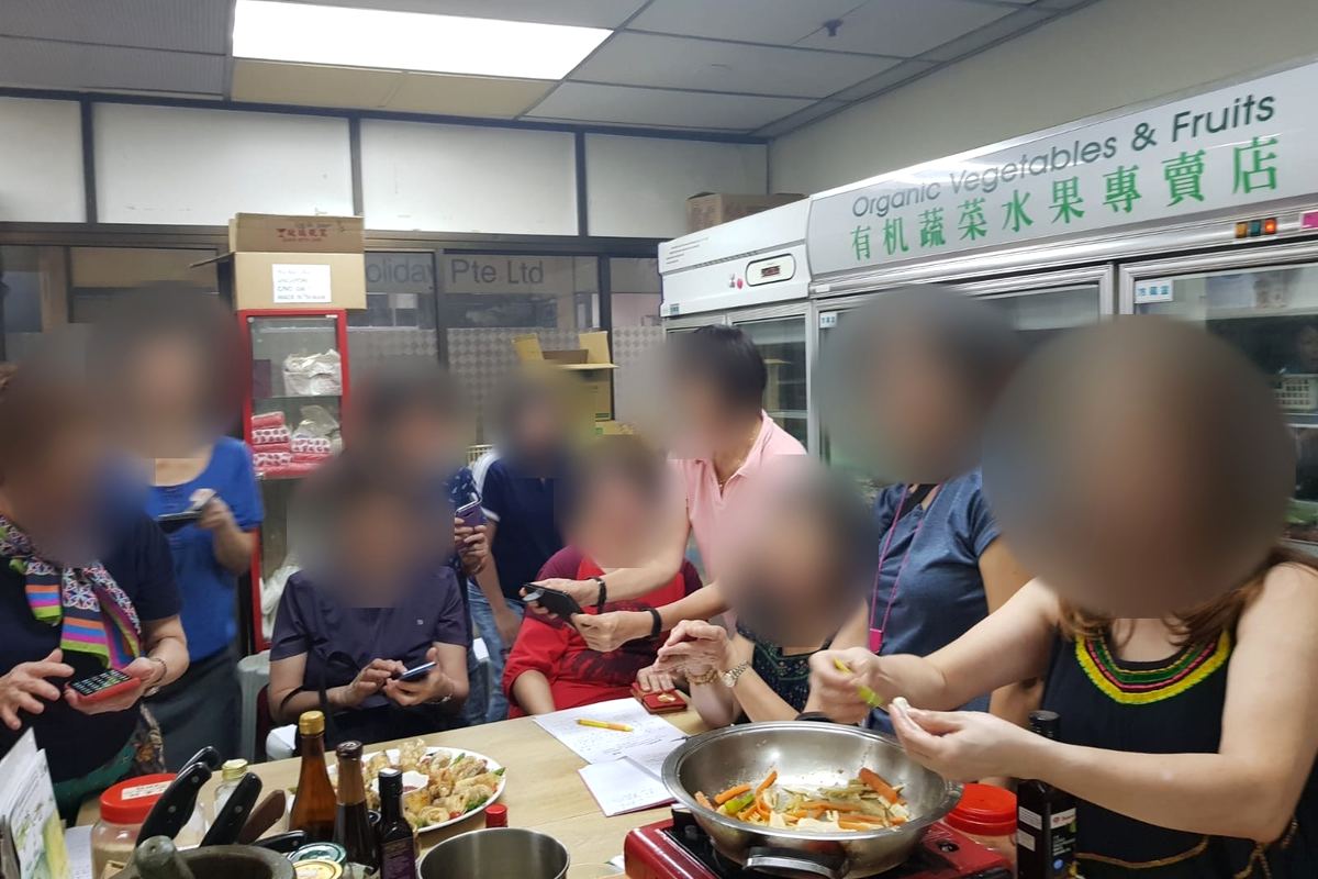 烹饪课：学员围着锅台学做纯素料理