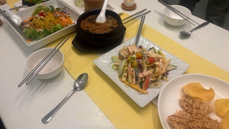 长桌上摆满纯素料理的聚餐